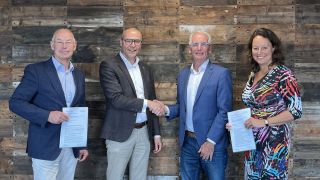van links naar rechts: Harry Loozen - Voorzitter Raad van Commissarissen Woonpartners, Bas Sievers – Directeur-bestuurder Woonpartners, Chris Theuws – Directeur-bestuurder a.i. Volksbelang, Miranda Rovers – Voorzitter Raad van Commissarissen Volksbelang.